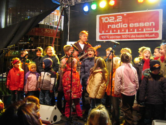 gal/2007/2007 Lichblicke Radio Essen Weihnachtsmarkt/2007 Saitentwist Lichtblicke Radio Essen Weihnachtsmarkt 8.12. 084.jpg